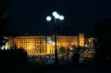 Kyiv-Ukrayna. 28 Eylül 2018: Meydan Nezalezhnosti 'nin Kyiv' deki gece görüntüsü. Yanan fenerlerle dolu bir gece sokağı. Gece şehrin ışıkları. Kyiv Caddesi 'nin Panorama' sı gece ışıklarıyla aydınlanıyor. Geceleri Kyiv. Şehir gece lambası