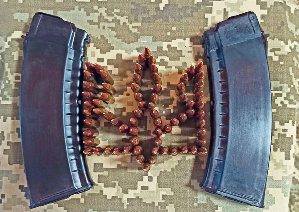 Zbrojní Plášť Ukrajiny Vyložen Kazet Pozadí Maskovacího Oděvu Houkačka Kalašnikovovu — Stock fotografie
