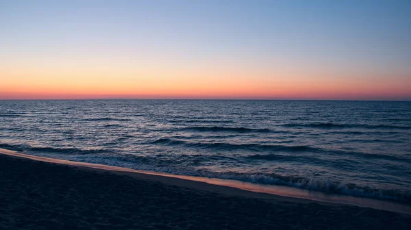 日落时分 波罗的海 日落时分 波罗的海沿岸 傍晚海岸上的波浪 — 图库照片