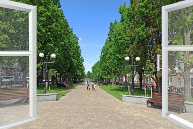 Şehir binaları manzaralı panoramik pencere. Şehir manzarası oda penceresinden görülüyor. Oda penceresinden manzara çok güzel. Şehirdeki evlere bakan panoramik pencere. Kentsel görünüm