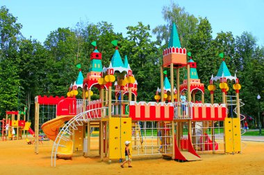 Chernihiv - Ukrayna. 10 Mayıs 2020: Şehir parkında çocuk parkı. Saray oyun sahasında. Küçük çocuklar için eğlence. Çocuklar parktayken dinlenilecek bir yer.
