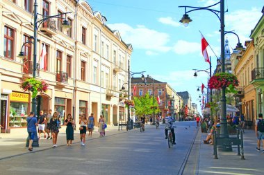 Lodz - Polonya. 17 Ağustos 2019: İnsanlar şehirde yürüyor. Polonya 'nın Gomel şehrinin caddesi. Yoldan geçenler iş için acele ediyor. Şehir koşuşturması. Şehir hayatı. Meşgul şehir caddesinde yürüyen isimsiz insanlar