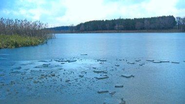 Kış nehri ve ormanın olduğu güzel bir manzara. Kış nehri. Karlı ağaçlarla kaplı bir manzara. Buz tutmuş güzel, donmayan nehir