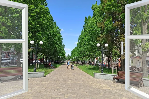 Şehir binaları manzaralı panoramik pencere. Şehir manzarası oda penceresinden görülüyor. Oda penceresinden manzara çok güzel. Şehirdeki evlere bakan panoramik pencere. Kentsel görünüm