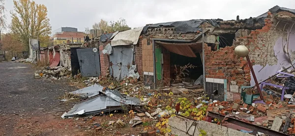 Ukrayna Daki Savaş Sırasında Yıkılan Garajlarda Yanmış Arabalar Parçalanmış Arabalar — Stok fotoğraf