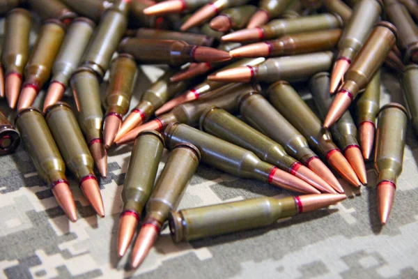 卡拉什尼科夫冲锋枪的子弹战争概念 一堆弹药筒里都是子弹杀人手段 卡拉什尼科夫冲锋枪的弹药 大块的小方块 — 图库照片