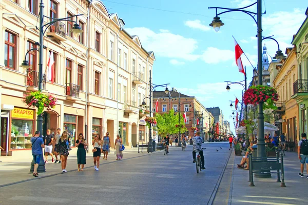 Lodz Polónia Agosto 2019 Pessoas Caminham Pela Cidade Rua Cidade — Fotografia de Stock