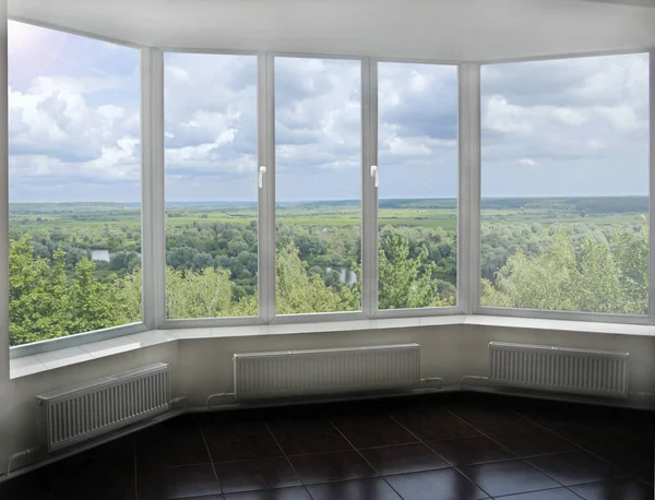 夏の風景を望む窓 部屋の自然の風景とパノラマの窓 寝室の美しい風景 美しい夏の景色を望む窓 — ストック写真