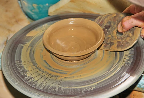 人类陶工的手在陶瓷轮上做陶瓷壶 陶器工艺 陶器生产 陶器的制造 天然材料 — 图库照片