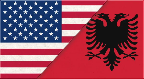 アメリカとアルバニアの国旗 生地の表面にアメリカとアルバニアの国旗 アメリカとアルバニアの関係 アメリカとアルバニアの国旗 3Dイラスト 2本の旗 Fabric Texture — ストック写真