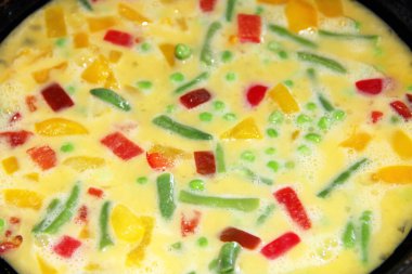 Kahvaltıda ev yapımı sebzeli ve peynirli omlet. Gıdanın renkli dokusu. Kahvaltıda omlet.