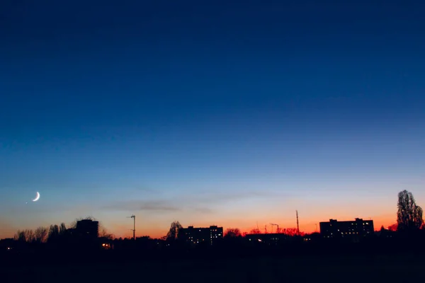 Czerwony Zachód Słońca Nad Wielopiętrowym Domem Wieczorny Pejzaż Miasta Krajobraz — Zdjęcie stockowe