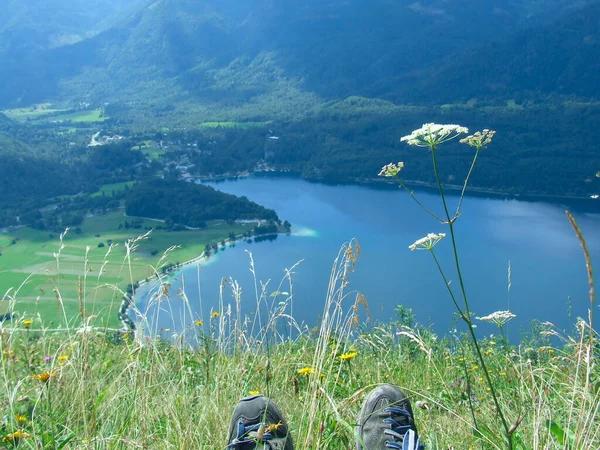 Pernas Turista Descansando Nas Montanhas Vista Para Lago Montanha Panorama — Fotografia de Stock