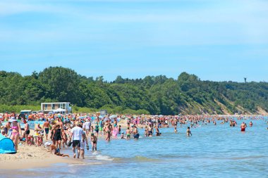 Wladyslawowo - Polonya. 24 Haziran 2019: İnsanlar yaz tatili sırasında Baltık Denizi sahillerinde dinleniyor. Tatilcilerle dolu Baltık Denizi kıyıları. Baltık Denizi 'nde aile tatilleri. Deniz kenarında yaz tatili. yaz tatili