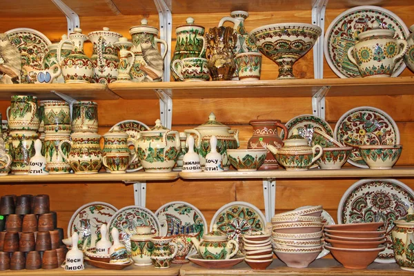 Szeroki Wybór Wyrobów Ceramicznych Półce Sklepowej Ceramika Sprzedaż Wyroby Ceramiczne — Zdjęcie stockowe