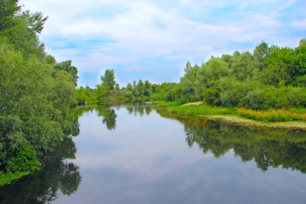 Landschaft Mit Fluss Sommer Flusslandschaft Mit Weißen Wolken Schöne Sommerlandschaft — Stockfoto