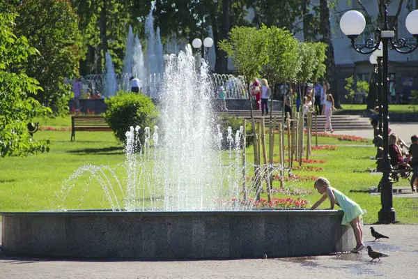 Маленькая Девочка Пытается Коснуться Воды Вручную Городских Фонтанах Концепция Образа — стоковое фото