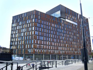 Lodz - Polonya. 17 Ağustos 2019: Dikdörtgen pencereli büyük koyu gri bina. Lodz 'da modern mimari. Cam pencereli bina. Metal cepheli modern bir bina. Ofis binası