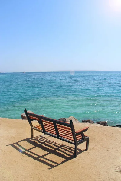 Denize yakın boş bir bank. Tropik bir manzara. Egzotik rahatlama. Tatil konsepti. Kızıl Deniz 'e bakın. Tropik panorama. Beklenti. Sakin ol.