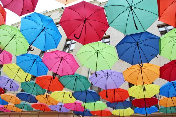 Parapluies Colorés Suspendus Sommet Ensemble Parapluies Différents Point Repère Local — Photo
