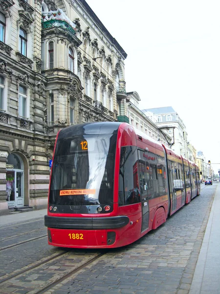 Lodz Polónia Agosto 2019 Modern Tram Riding City Eléctrico Vermelho — Fotografia de Stock