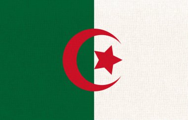 Cezayir bayrağı. Kumaş yüzeyinde Cezayir bayrağı. Dokulu arka planda Cezayir bayrağı. Kumaş dokusu. Cezayir Demokratik Cumhuriyeti