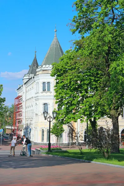 Chernihiv-Ukrayna. 17 Mayıs 2018: insanlar şehir parkında dinleniyor ve baharda lale yatakları dinleniyor. Sakin ol. Chernihiv 'deki şehir parkında. Aile şehir parkında yürüyor. Ukrayna 'da Güzel Mimarlık