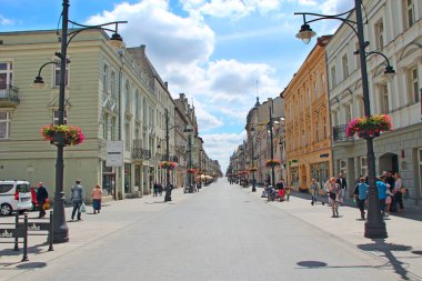 Lodz - Polonya. 18 Nisan 2019, Lodz Merkez Caddesi. Şehir caddesinde yürüyen insanlar. Lodz 'un ana caddesi görünüyor. Lodz Piotrkowska 'nın merkez caddesi. Şehir manzarası. Şehir panoraması