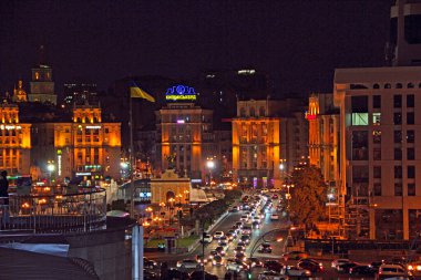 Kyiv-Ukrayna. 28 Eylül 2018, yanan fenerlerle dolu bir gece sokağı. Gece Kyiv Caddesi. Gece şehrin ışıkları. Gece şehrin ışıkları. Kyiv Caddesi 'nin Panorama' sı gece ışıklarıyla aydınlandı