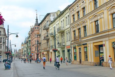 Lodz - Polonya. 17 Ağustos 2019, Lodz City Caddesi. Şehir manzarası. Şehir panoraması. Şehir caddesinde yürüyen insanlar. Şehir caddesinde yürüyen insanlar. Lodz Piotrkowska 'nın merkez caddesi.