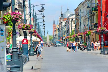 Lodz - Polonya. 17 Ağustos 2019, Lodz City Caddesi. Şehir manzarası. Şehir panoraması. Şehir caddesinde yürüyen insanlar. Şehir caddesinde yürüyen insanlar. Lodz Piotrkowska 'nın merkez caddesi.