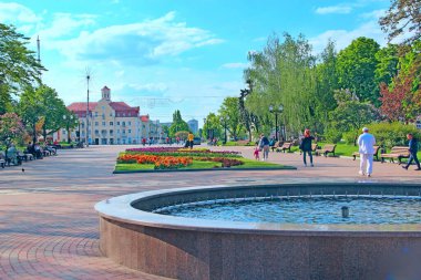 Chernihiv - Ukrayna. 23 Nisan 2018: İnsanlar şehir parkında büyük ağaçlarla dinleniyor. Çift tatili. Yaz tatili. Aile tatili. Seyahat kavramı