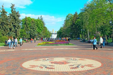 Chernihiv - Ukrayna. 23 Nisan 2018: İnsanlar şehir parkında büyük ağaçlarla dinleniyor. Çift tatili. Yaz tatili. Aile tatili. Seyahat kavramı