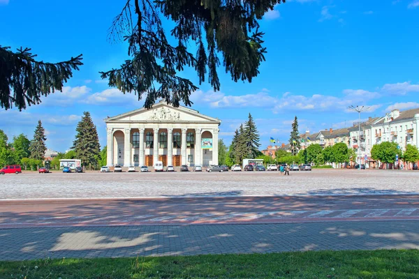Chernihiv 乌克兰 2018年4月23日 切尔尼赫夫美丽的中央广场 有美丽的戏剧剧场 位于切尔尼赫夫的戏剧剧场 切尔尼赫夫的剧院纵观正方形 免版税图库照片