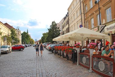 Lodz - Polonya. 17 Ağustos 2019, Lodz Merkez Caddesi. Şehir caddesinde yürüyen insanlar. Lodz 'un ana caddesi görünüyor. Şehirde hayat. Şehir manzarası. Şehir panoraması