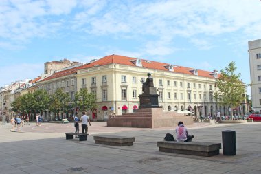 Varşova - Polonya. 27 Temmuz 2019: Polonya 'nın Varşova kentinde modern mimari. Polonya 'nın başkenti Varşova' da yoğun bir trafik var. Polonya 'nın başkenti Varşova' da modern mimari ve sokak