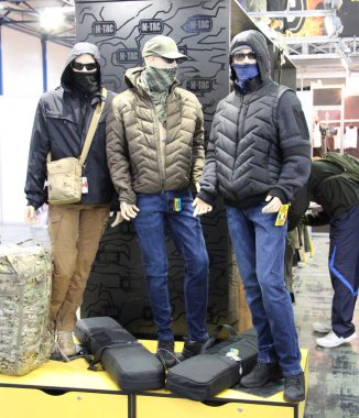 Kyiv-Ukrayna. 28 Eylül 2018: Vitrindeki kadın mankenler. Üç erkek manken şık kıyafetler giyiyor..