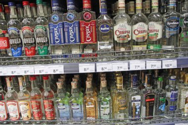 Chernihiv - Ukrayna. 19 Temmuz 2018: geniş seçenekli votka dükkanı. Süpermarketteki alkollü içecekler bölümünde geniş çaplı votka ve konyak seçimi. Raflarda alkollü içecekler. Güçlü alkollü içecekler deposu