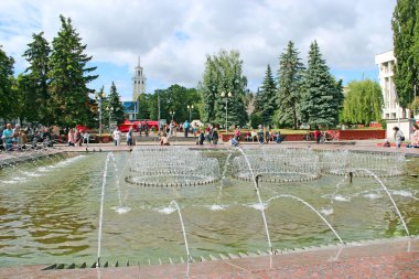 Gomel - Belarus - 20 Mayıs 2018: Gomel şehir parkında fıskiyeli insanlar dinleniyor. Gomel 'deki şehir parkında fıskiyelerin manzarası harika. Belarus 'ta patikası ve çeşmeleri olan bir sokak.