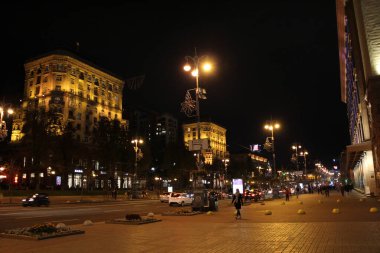Kyiv-Ukrayna. 28 Eylül 2018, yanan fenerlerle dolu bir gece sokağı. Gece Kyiv Caddesi. Gece şehrin ışıkları. Gece şehrin ışıkları. Kyiv Caddesi 'nin Panorama' sı gece ışıklarıyla aydınlanıyor. Geceleri Kyiv. Şehir gece lambası