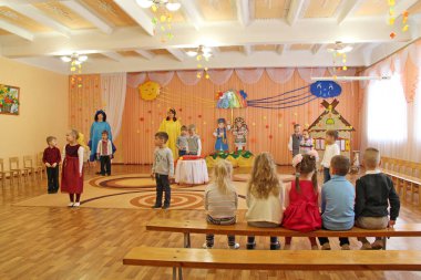 Chernihiv - Ukrayna - 08 Eylül 2019 Çocuk Anaokulunda gösteri yapıyor. Mutlu çocuklar. Çocuk partisinde performans. Mutlu bir çocukluk. Çocuklar anaokulunda gülüyorlar. Komik çocuklar. Gülümseyen çocuklar grubu