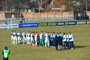 Chernihiv-Ukrayna. 14 Mart 2020: Futbol takımları Desna Chernihiv ve Dynamo Kyiv. Futbol takımları maçtan önce birbirlerini selamlarlar. Futbolculardan selamlar. Adil oyun