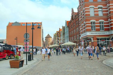 Gdansk - Polonya. 21 Haziran 2019: Gdansk 'ın tarihi bölümünde turist kalabalığı yürüyor. Birçok turist Gdansk 'ta yürür. Güzel turist Polonya şehri Gdansk. Yolculuk sırasında bir grup Avrupalı turist