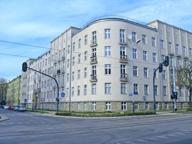 Lodz - Polonya. 27 Temmuz 2019: Lodz 'daki güzel eski bina. Şehir caddesinde güzel mimarisi olan bir bina. Büyük yapının yakınındaki kavşaklar