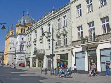 Lodz - Polonya. 17 Ağustos 2019: Lodz şehri manzarası. Gündüzleri Polonya şehri Lodz 'un caddesi. Lodz 'da şehir hayatı. Polonya 'daki Lodz şehrinin merkezi kısmı. Güzel şehir manzarası