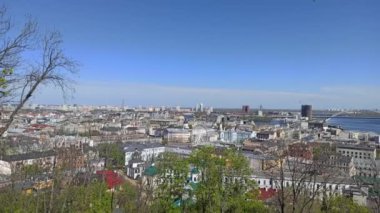 Yukarıdan Kyiv ufuk çizgisinin, Dinyeper nehrinin ve Truchaniv adasının havadan görünüşü. Ukrayna 'nın başkenti Kyiv' in ufuk çizgisi. İlkbaharda Kyiv şehrinin panoramik hava manzarası