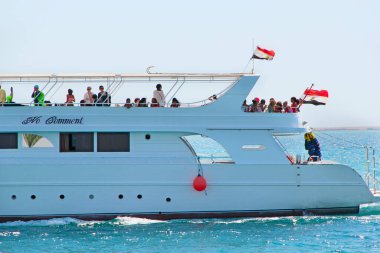 Hurghada - Mısır. 30 Temmuz 2018: İnsanlar bir deniz gezisi sırasında beyaz gemiyle açılırlar. İnsanlar yaz tatilinde denizde yüzerler. İnsanlar tropiklerde tatilin tadını çıkarıyorlar. Kızıl Deniz 'in sularında beyaz gemi