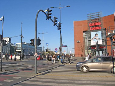 Lodz - Polonya. 17 Ağustos 2019: Lodz 'un güzel mimarisi. Polonya 'nın Lodz şehrindeki binalar. Ofis binası Yaya geçidi. Şehir trafiği. Lodz Caddesi. Şehir kaldırımında yürüyen yayalar..