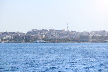 Denizden Hurghada sahili manzarası. Hurghada şehrinin deniz manzarası. Kızıldeniz 'den Mısır' ın Hurghada kenti manzarası. Tropik tatil beldesi