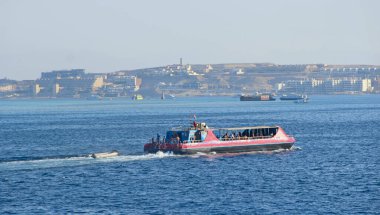İnsanlar Kızıl Deniz 'de zevk teknesiyle seyahat eder. Mısır 'da Kızıl Deniz' de deniz yolculuğu. Denizde tatillerde eğlence. Deniz kıyısındaki tatil beldesinde. İnsanlar gemiye biniyor